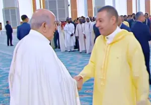 وزير الداخلية الجزائري يظهر بـ”الجلابة المغربية” ويشعل سخرية واسعة