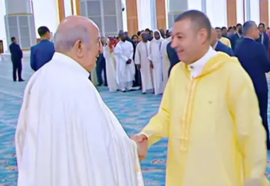 وزير الداخلية الجزائري يظهر بـ”الجلابة المغربية” ويشعل سخرية واسعة