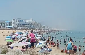 المضيق :     بوادر صيف حار ت … شاطئ المدينة يشهد اكتظاظاً غير مسبوق وسط إجراءات تنظيمية للسلطات