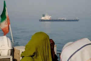 فرنسا تربط تخفيف العقوبات على إيران بإعادة فتح مضيق هرمز