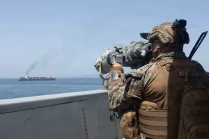 مدمرات أمريكية ترافق السفن في هرمز وسط توتر متصاعد مع إيران