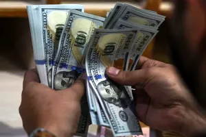 الدولار يتراجع مع انحسار مخاوف التصعيد بين واشنطن وطهران