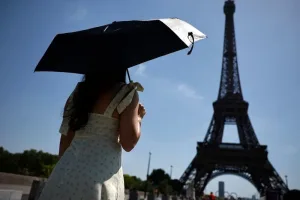 عواصف قوية تنهي موجة حر قياسية في غرب أوروبا