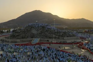 حجاج بيت الله يتوافدون إلى عرفات لأداء الركن الأعظم