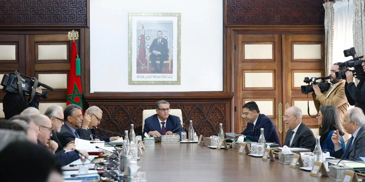 أخنوش يستعرض حصيلة غير موجودة … مليارات تُضخّ في الصحة والتعليم … لكن أين اختفى أثرها على المواطن؟