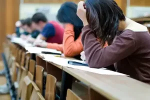 نقابة تعليمية ترفض تكليف أساتذة التأهيلي بالحراسة خارج سلكهم