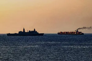 الصين تدعو إلى وقف شامل لإطلاق النار وإعادة فتح مضيق هرمز