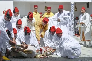 الملك محمد السادس يؤدي صلاة عيد الأضحى بمسجد أهل فاس