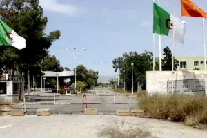 الجزائر تسلم 21 مهاجرا مغربيا عبر معبر زوج بغال