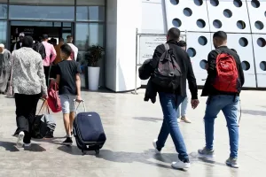 مهنيون يدعون إلى تنظيم عرض سيارات الأجرة وعصرنة النقل العمومي