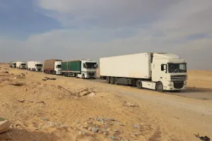 مهنيون يحذرون سائقي الشاحنات من مخاطر طريق مالي بعد إحراق مركبات مغربية