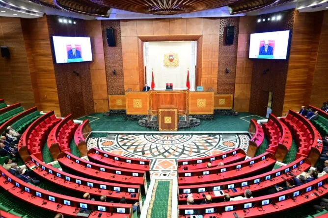 البرلمان يصادق على قانون تنظيم مهنة المحاماة وسط نقاشات واسعة وإصلاحات جوهرية