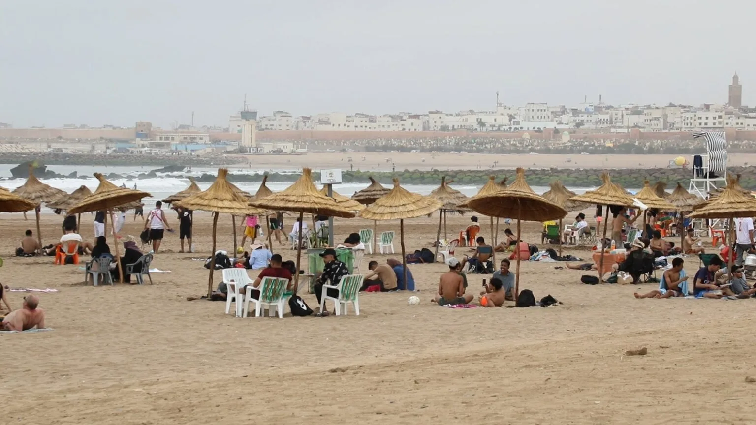 مظلات مجانية بشاطئ الوداية لإنهاء العشوائية وتخفيف أعباء المصطافين