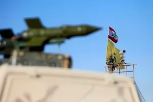 حزب الله يتوعد بالرد على أي اعتداء إسرائيلي بعد غارات أوقعت 21 قتيلاً