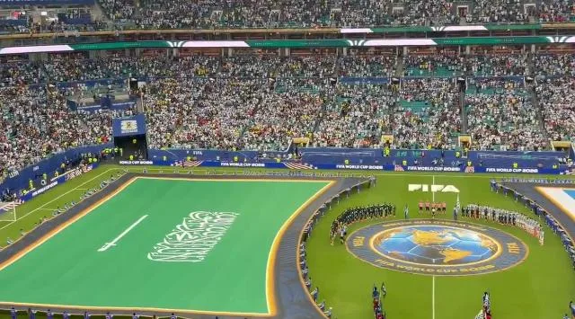 المونديال لا يُلعب فوق العشب فقط :      راية تحمل إسم الله لا تلامس الأرض .. العلم السعودي يكتب قصة خاصة في أجواء كأس العالم