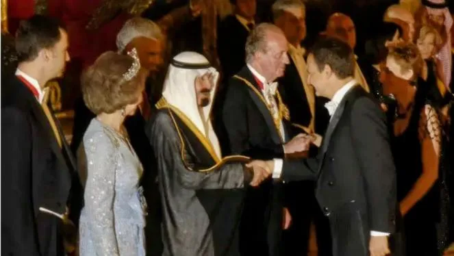 إسبانيا :    كرسي خشبي من الملك محمد السادس مصرح به ، وسرج القذافي، وساعات سعودية ضمن قائمة هدايا زاباتيرو الذي رفض الكشف عن مصدر الهدايا الأخرى الثمينة