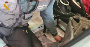 فضيحة مدوية بمعبر باب سبتة .. ضبط سيارة دبلوماسية قادمة من الرباط محملة بأزيد من نصف طن من تبغ الشيشا