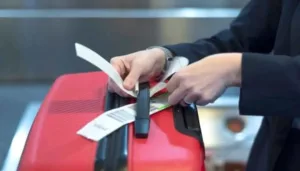 يهم مغاربة العالم … إحذر قبل تسليم حقيبتك في المطار … حيلة ماكرة قد تحول رحلتك إلى كابوس وتنتهي بك متهماً دولياً بتهريب المخدرات