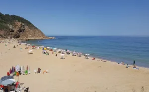 طنجة: تجاوزات بشاطئ “الغابة الدبلوماسية” بأكزناية تثير مطالب بتدخل السلطات