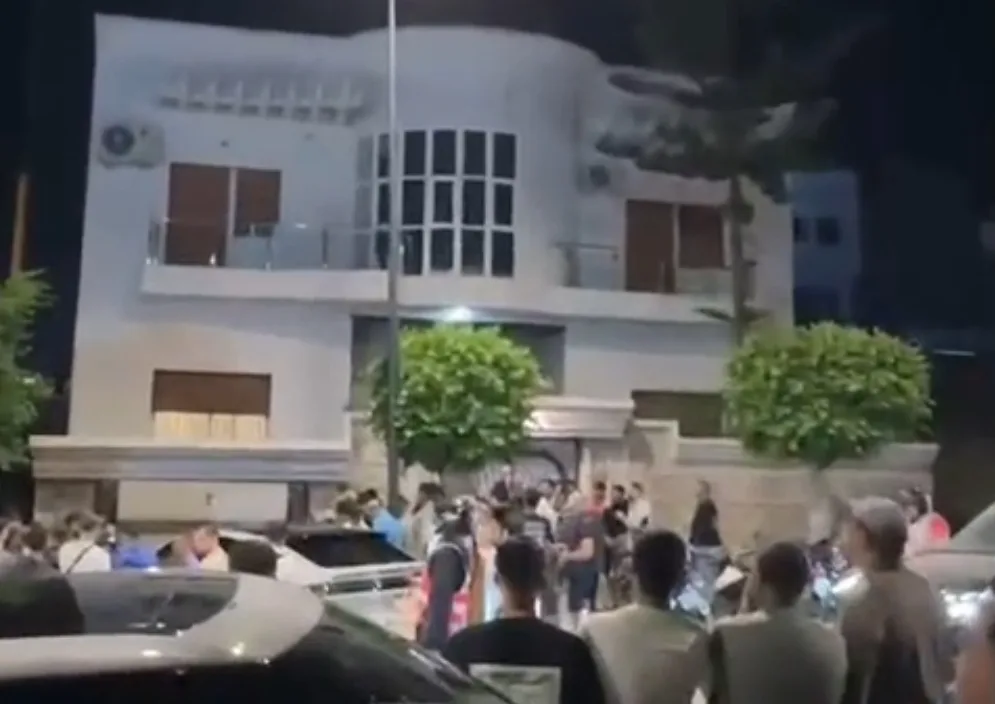 طنجة:      فيديو … توقيف ثلاثة يافعين داخل فيلا في واقعة اقتحام مثيرة وحجز أسلحة بيضاء ومخدرات
