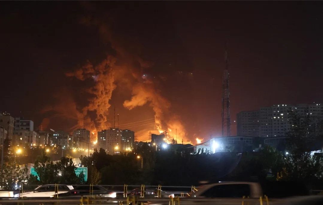 صواريخ إيران تكسر الهدنة وتمطر الدولة العبرية … الشرق الأوسط على حافة انفجار جديد وإسرائيل تلوّح برد قاسٍ