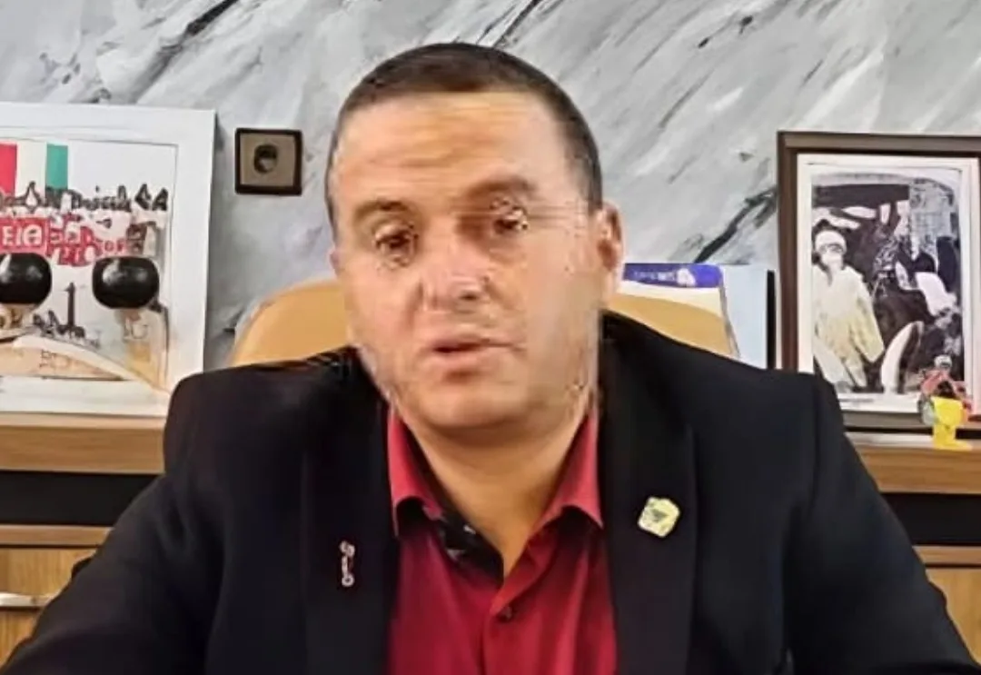 الحسيمة :     رخصة كيوسك بحري من رئيس جماعة إزمورن تثير الجدل .. مطالب بالكشف عن معايير الاستفادة وتعزيز الشفافية