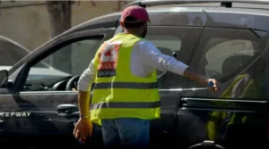 الحسيمة :      الساكنة والزوار يطالبون السلطات بالتدخل لوقف غزو حراس السيارات للشوارع والأزقة