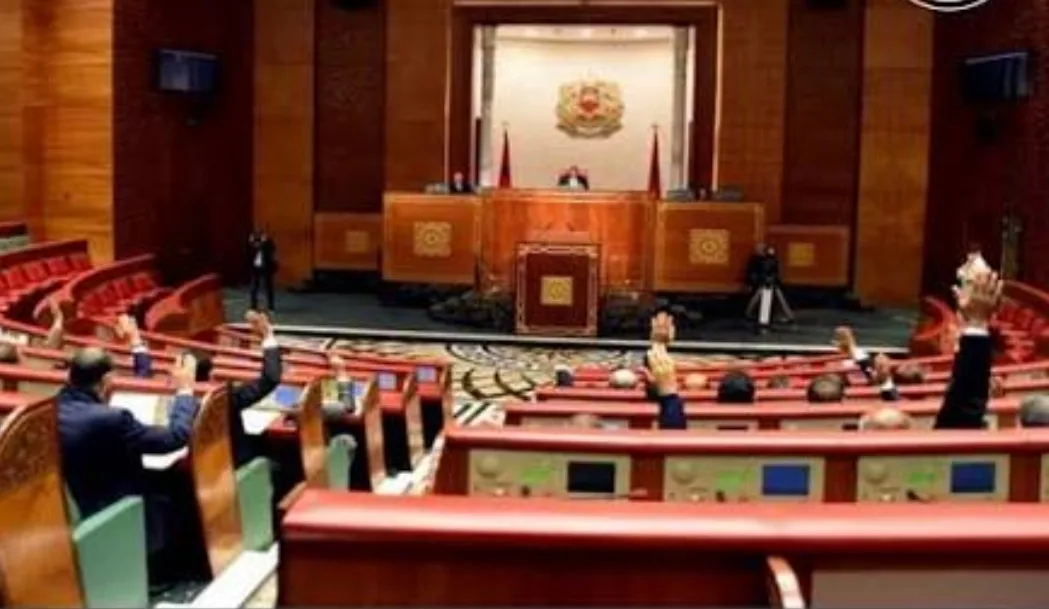 أخنوش يسخط على مستشاريه ويتحرك بعد مصادقة لجنة العدل والتشريع على مقترح قانون لتنظيم أسعار المحروقات