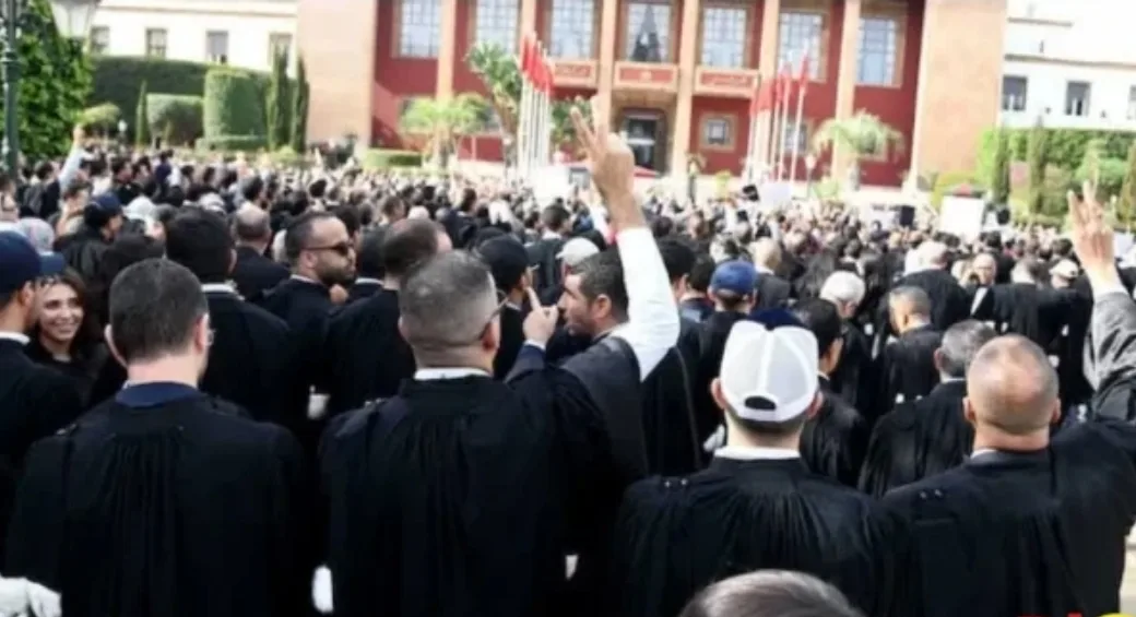 الرباط :    هيئة المحامين تصطف خلف قرار التوقف الشامل وتؤكد مواصلة التعبئة دفاعاً عن المهنة