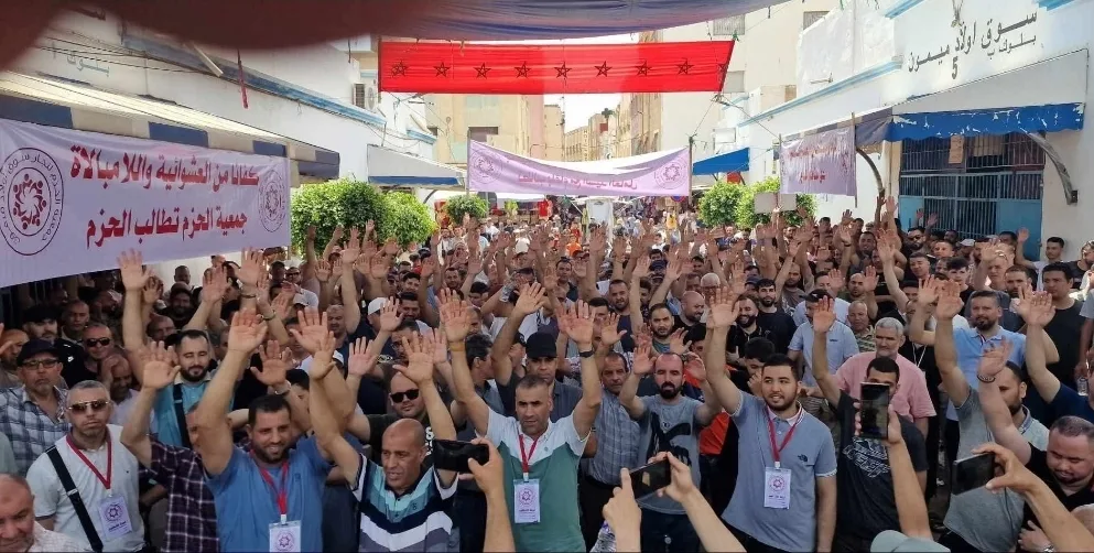 الناظور :    تجار سوق أولاد ميمون الشهير يصعّدون احتجاجاتهم ضد الجماعة الترابية ويطالبون عامل الإقليم بالتدخل لوقف “العشوائية” وإعادة فتح المنافذ الحيوية
