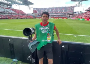 رفض مدرب المنتخب إرفاقه كلاعب في كأس العالم … فعاد إليه مصوراً صحفياً يوثق أحلام منتخب بلاده بنما