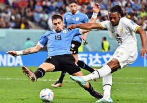 بعد الخروج الصادم من كأس العالم 2026 … حكومة الأوروغواي تعاقب لاعبي منتخبها بتركهم في مطار أمريكي وتحمل تكاليف العودة  !