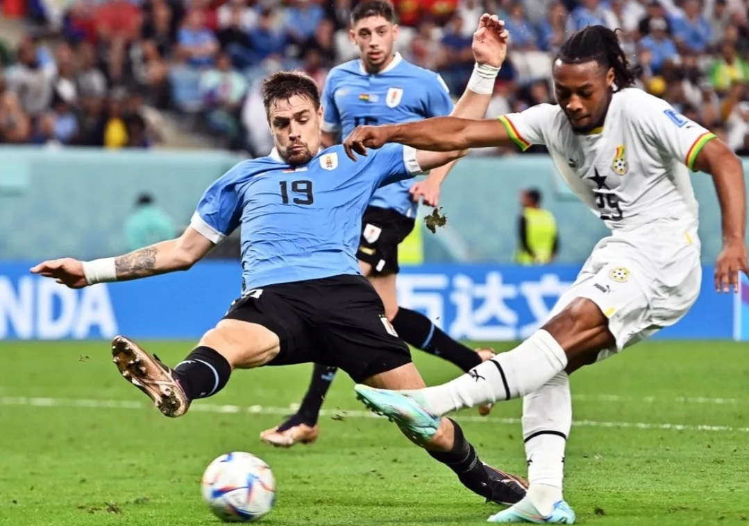 بعد الخروج الصادم من كأس العالم 2026 … حكومة الأوروغواي تعاقب لاعبي منتخبها بتركهم في مطار أمريكي وتحمل تكاليف العودة  !