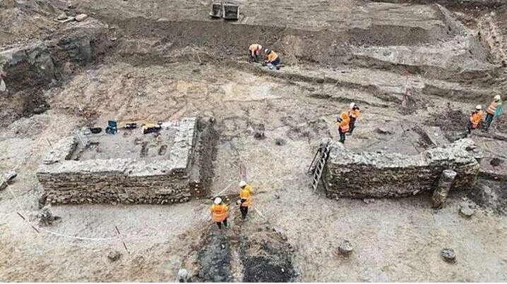 هولندا: اكتشاف تاريخي في نيميخن يكشف أكبر حمّام روماني في البلاد وتحف ذهبية وتمثال للإله باخوس