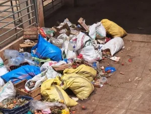 الحسيمة :    صرفت عنه الملايير.. المركب التجاري بـجماعة بني بوعياش يتحول إلى مكب للنفايات يثير غضباً واسعاً