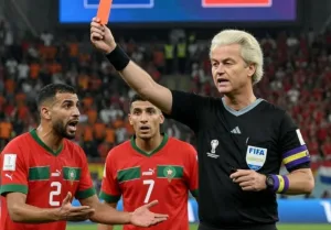 هولندا: استفزاز جديد قبل الصدام الكروي.. اليميني المتطرف خيرت فيلدرز يشهر “البطاقة الحمراء” في وجه أسود الأطلس بصورة مثيرة للجدل