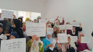 الدار البيضاء :     احتجاجات غاضبة تربك دورة مجلس الحي الحسني .. تجار “صورصا” يصعّدون ورئيس المقاطعة يهرب من الجلسة