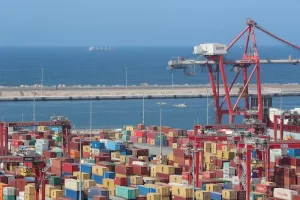 زيادات مرتقبة في الشحن البحري تربك حسابات المستوردين المغاربة