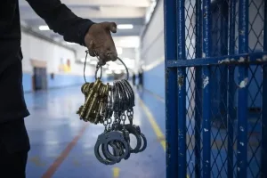 إيداع 16 متهما السجن في قضية تخريب سيارات ببوسكورة