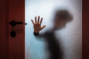 فيديو الطفل والكحول يعيد سؤال سحب الحضانة في حالات الخطر