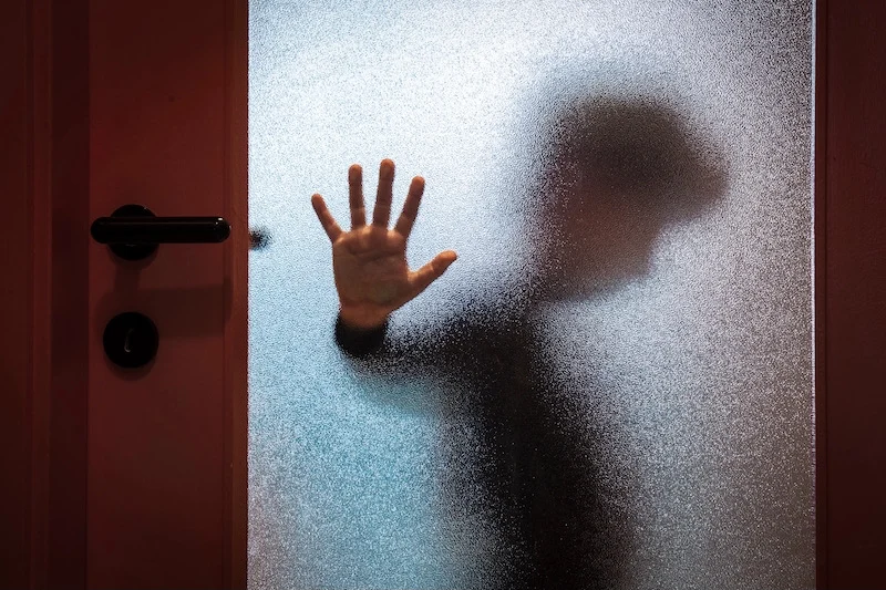 فيديو الطفل والكحول يعيد سؤال سحب الحضانة في حالات الخطر