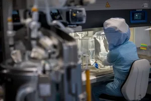 فرنسا تسجل أول إصابة مؤكدة بفيروس إيبولا وسط متابعة حكومية دقيقة