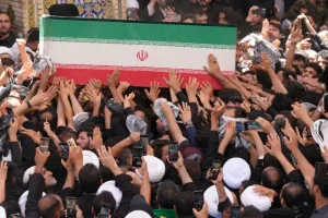 إيران تشيع خامنئي وسط تصاعد التوتر مع واشنطن