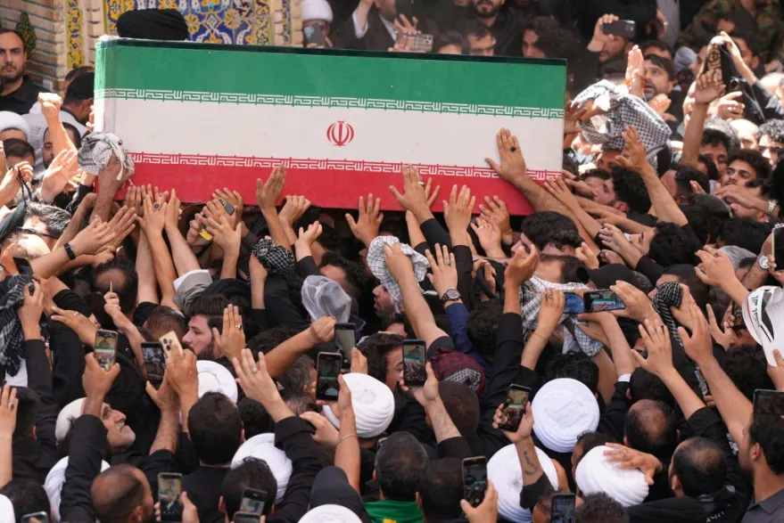 إيران تشيع خامنئي وسط تصاعد التوتر مع واشنطن