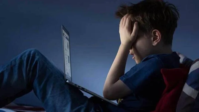 فرنسا تعتمد حظرا على شبكات التواصل لمن هم دون 15 عاما