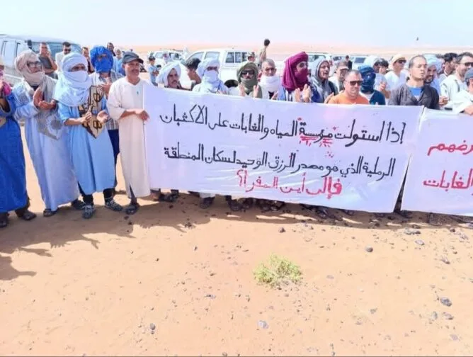 احتجاجات بمرزوكة ترفض مسطرة تحفيظ “رمال مرزوكة”