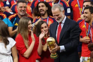 الملك محمد السادس يهنئ فيليبي السادس بتتويج إسبانيا بكأس العالم