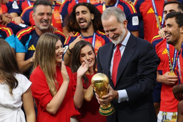 الملك محمد السادس يهنئ فيليبي السادس بتتويج إسبانيا بكأس العالم