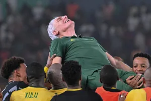 بروس يودّع تدريب جنوب إفريقيا وموسيماني أبرز المرشحين لخلافته