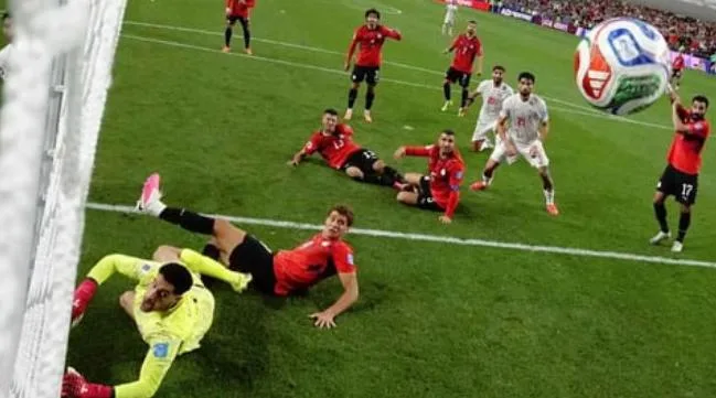 “هدف بمليار دولار” .. إيراني يقاضي “فيفا” بعد إقصاء منتخب بلاده ويعتبر قرار الـVAR سرقة للحلم